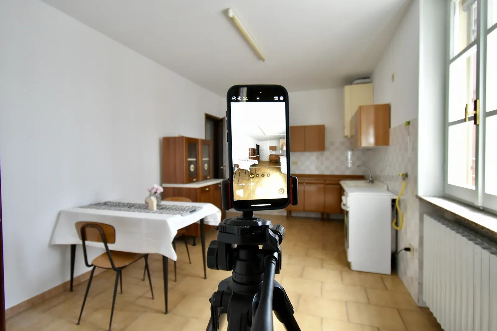 Servizio fotografico durante la preparazione di una casa in vendita