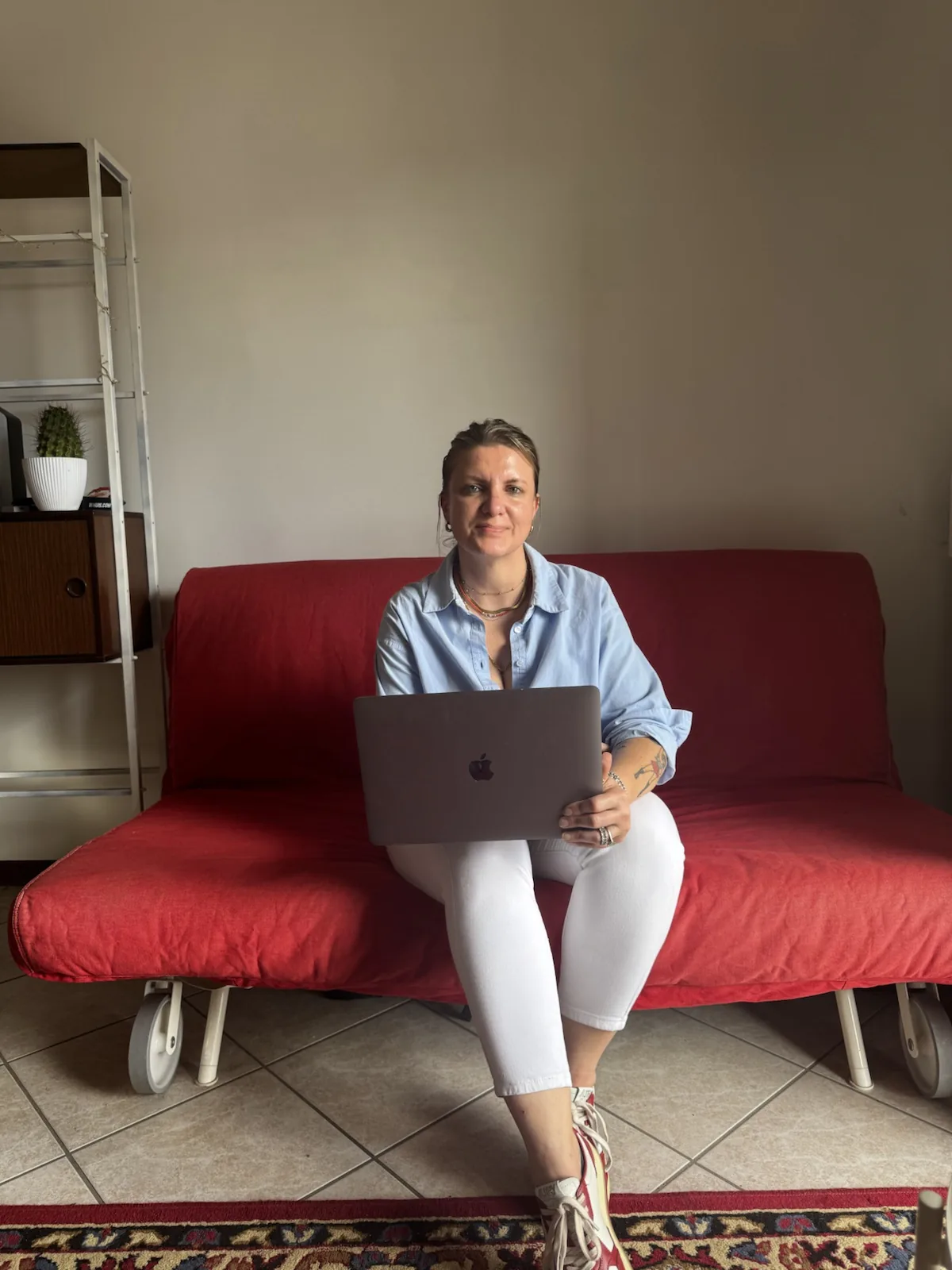 Ilaria Ghidini al lavoro al computer in una casa