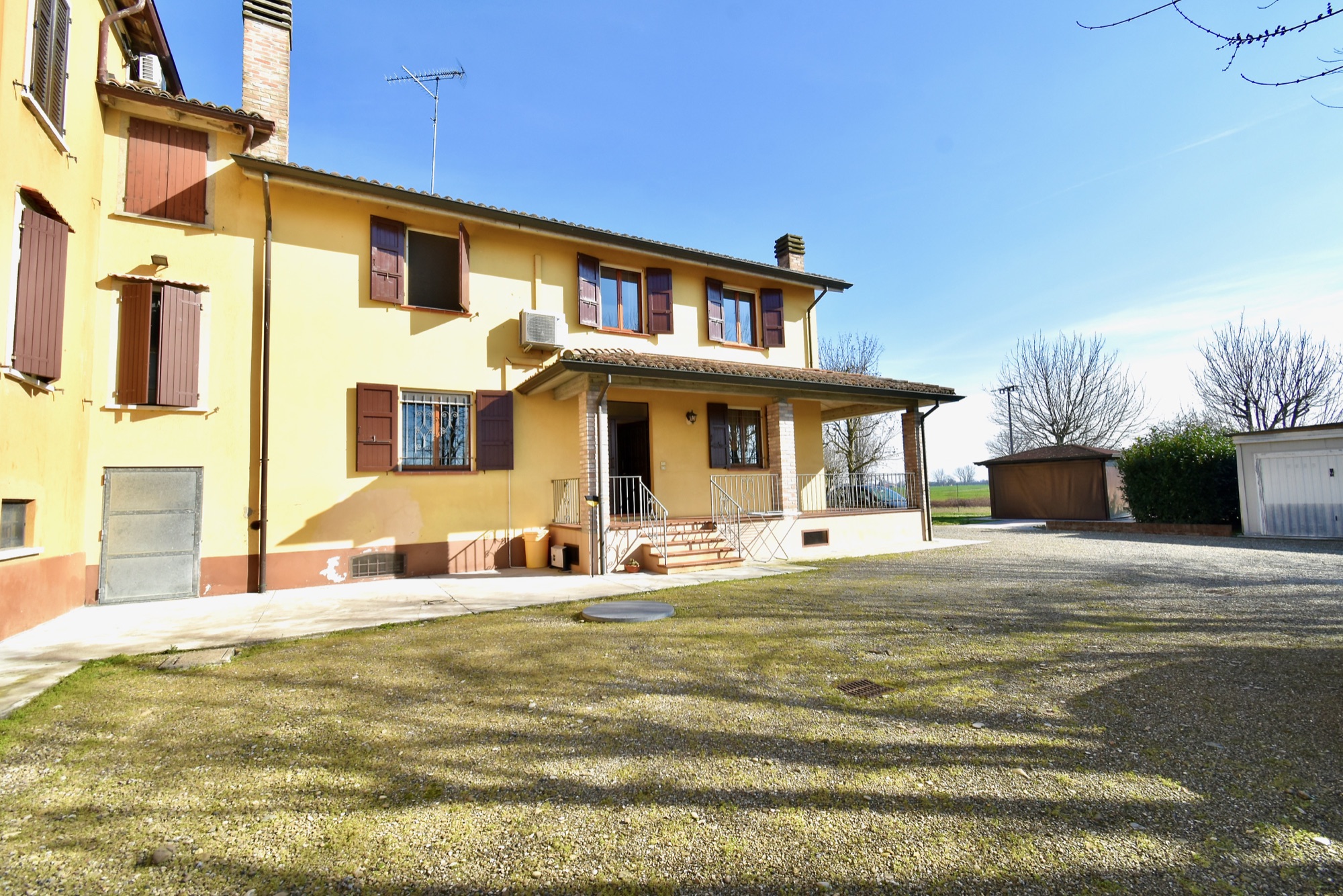 Facciata con portico coperto e corte privata