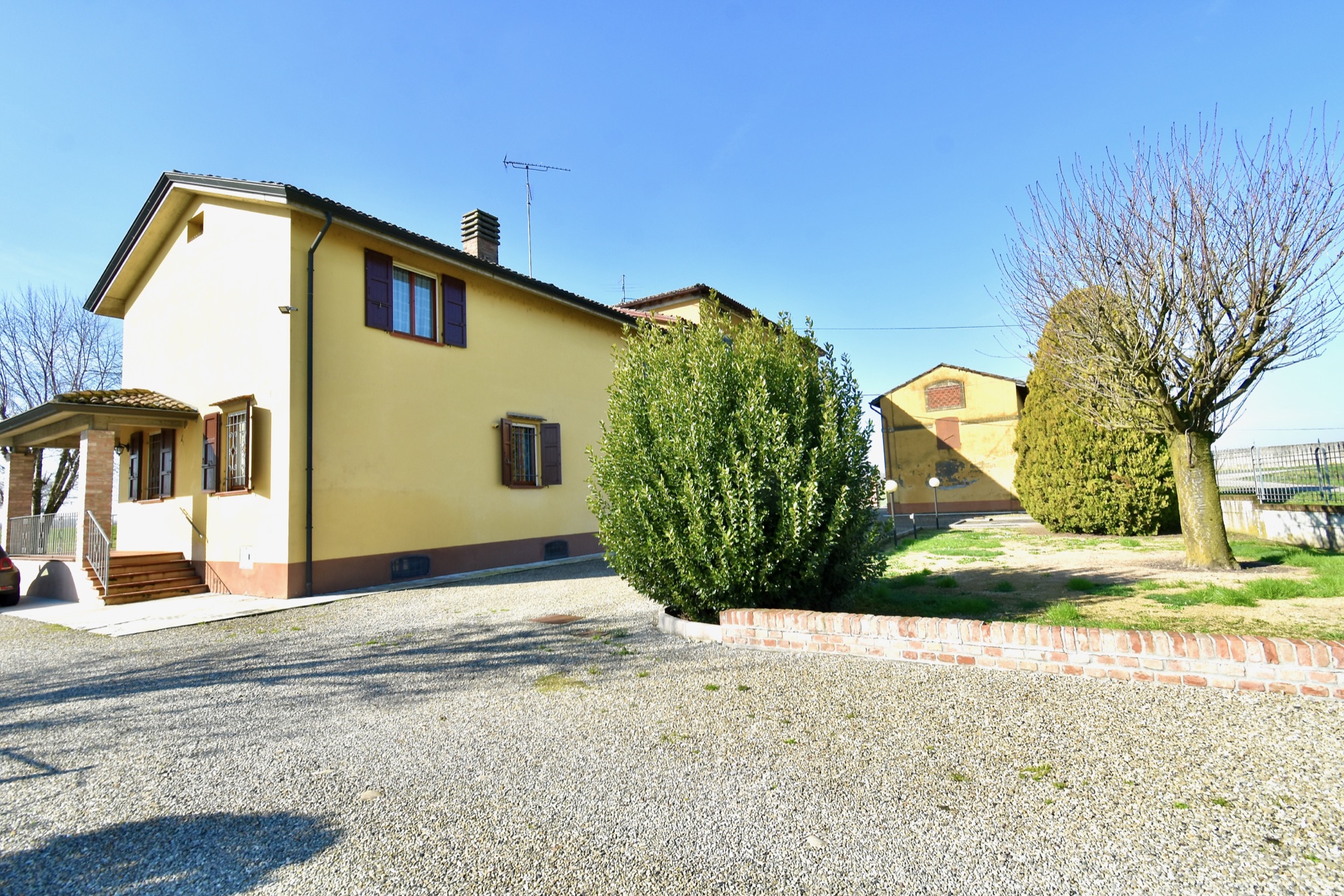 Fianco della casa e giardino privato