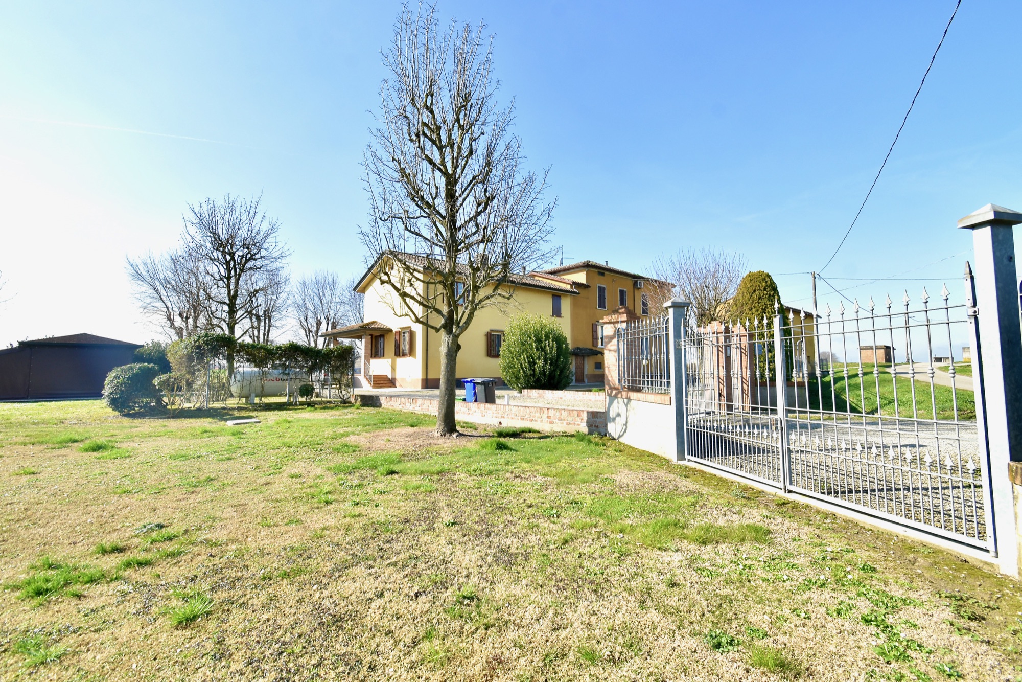 Giardino recintato con accesso carrabile