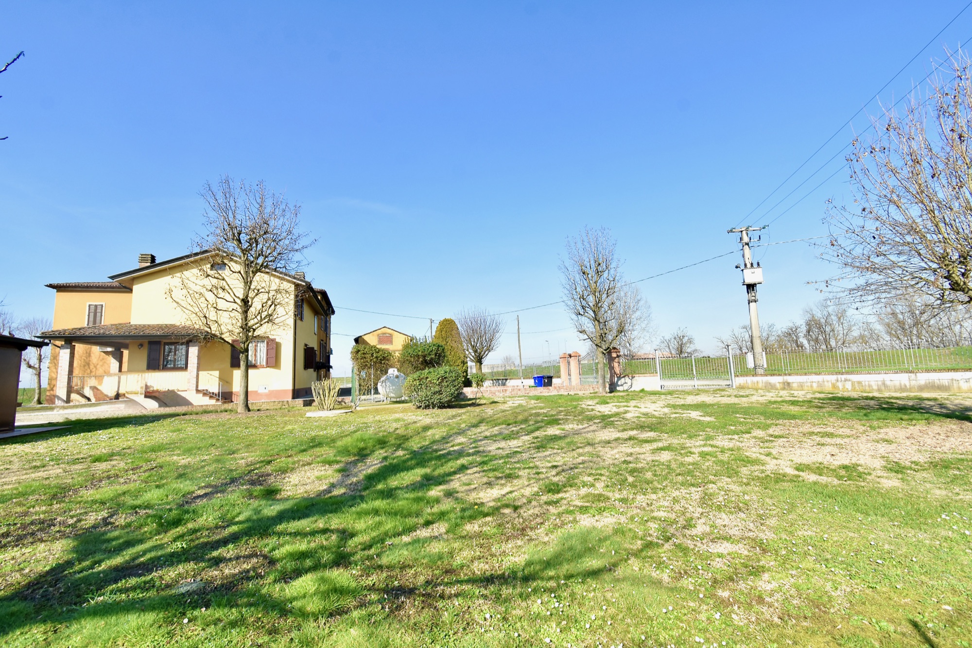 Ampio terreno della proprietà nella campagna di Copezzato
